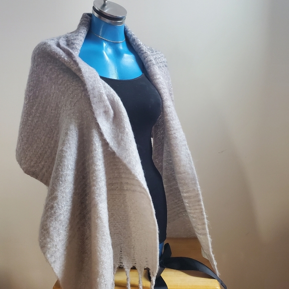 Mer | Sea & Co. Shawl - Picture 11 of 12